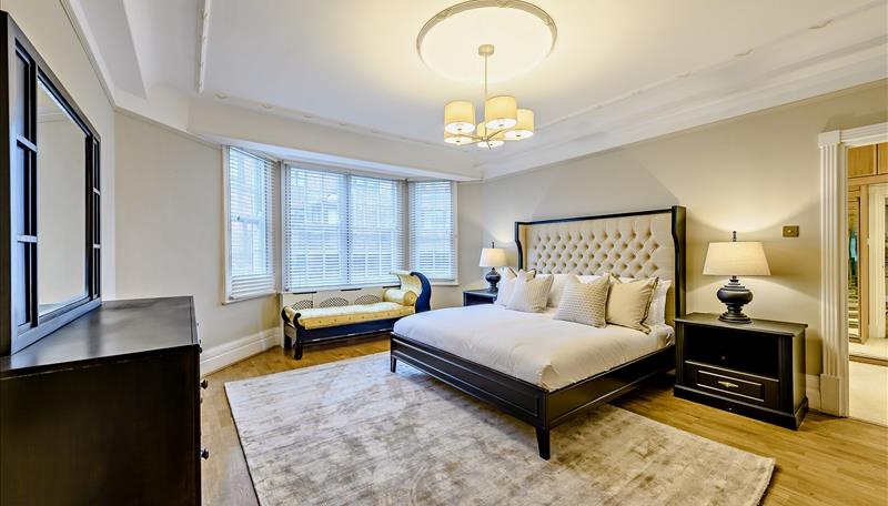 5 bed property in Park Road, London